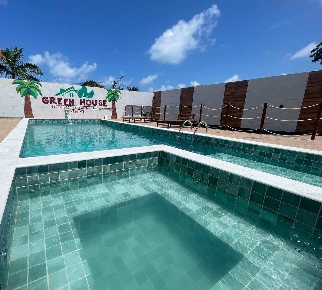 Piscina com prainha e o letreiro Green House